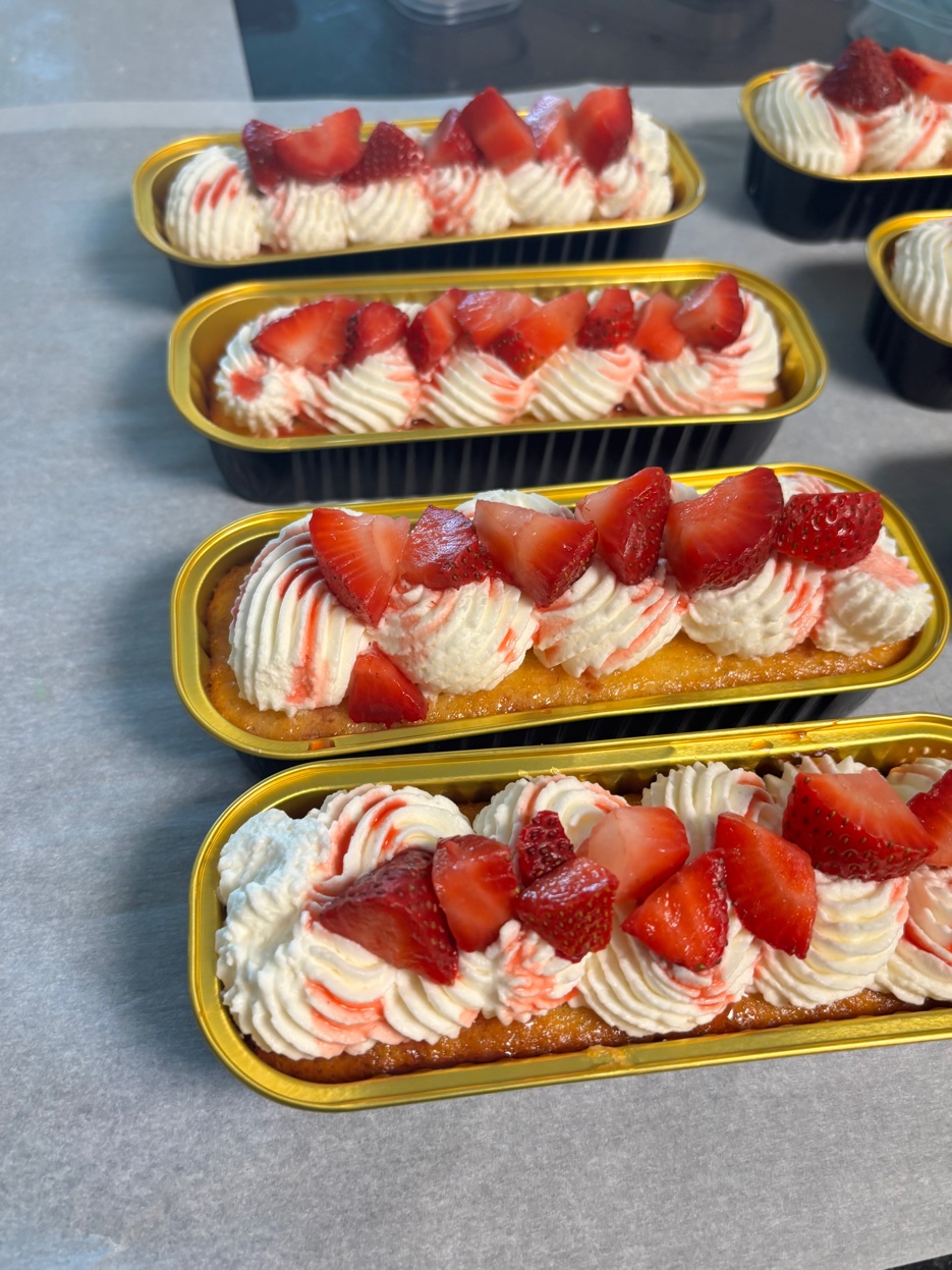 Strawberry mini cakes